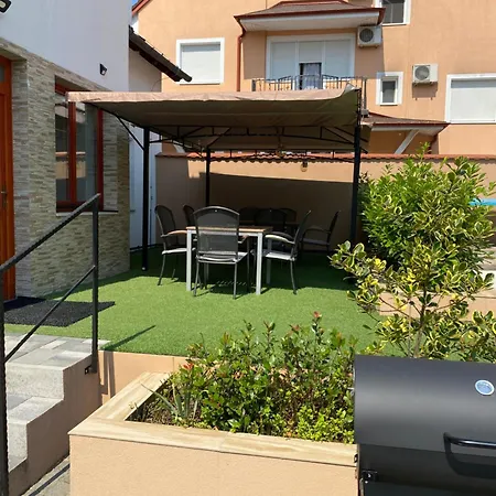 Familia Apartmanhaz *