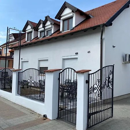 Familia Apartmanhaz *